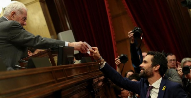 Roger Torrent, a la derecha, entrega la papeleta con su voto a Ernest Maragall. | ALBERT GEA (REUTERS)