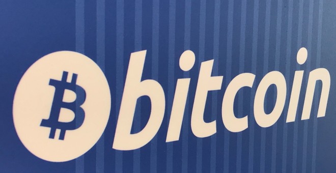El logo de Bitcoin en un cajero automático de criptomonedas, en la localidad californiana de Santa Mónica (EEUU). REUTERS/Lucy Nicholson