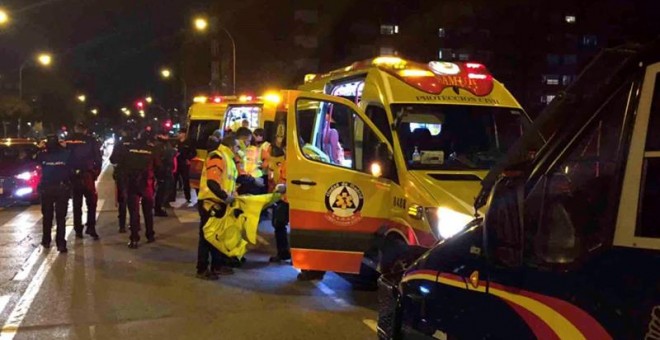 Imagen facilitada por el Ayuntamiento de Madrid de miembros del Samur y de la Policia Nacional en las cercanias del estadio Wanda Metropolitano. - EFE