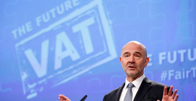 El comisario de Asuntos Económicos y Monerarios, Pierre Moscovici, explica en rueda de prensa las propuestas de la Comisión Europea para la reforma de la ley del IVA. REUTERS/Francois Lenoir
