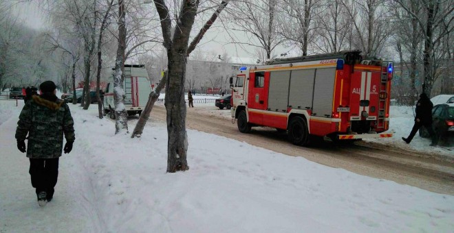 Equipos de emergencia y bomberos inspeccionan los alrededores de un colegio en la localidad rusa de Perm, escenario el lunes de un incidente con arma blanca similar al registrado este viernes en la ciudad siberiana de Ulan-Ude. EFE