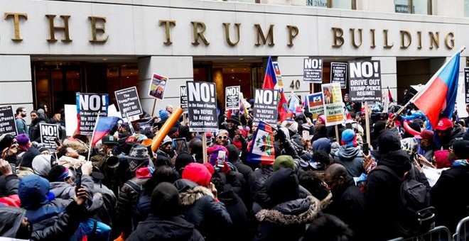 Cientos de haitianos se manifiestan frente a uno de los edificios Trump en Manhattan, el viernes19 de enero, contra los comentarios denigrantes sobre varios países, entre ellos Haití, calificándolos de 'agujeros de mierda', pronunciados por el presidente