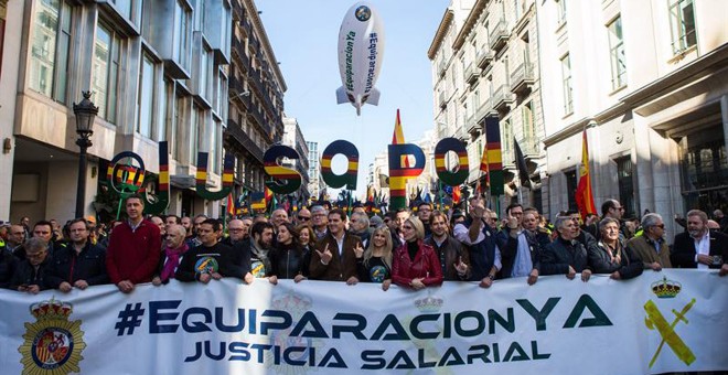 El presidente de Ciudadanos, Albert Rivera, la líder de C's en Catalunya, Inés Arrimadas, y el líder del PPC, Xavier García Albiol, encabezan la manifestación convocada por la Fundación Jusapol en Barcelona, para exigir la equiparación salarial con las po