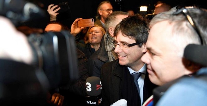 El president de la Generalitat cessat, Carles Puigdemont, a la seva arribada a l'aeroport de Copenhaguen. / EFE/ Tariq Mikkel Khan