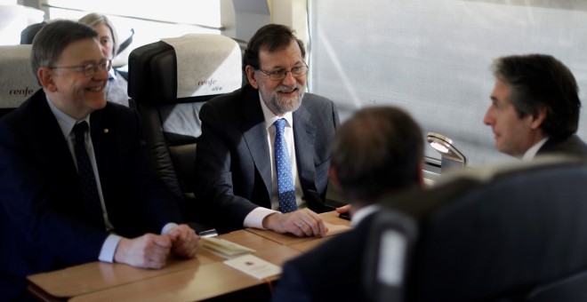 El presidente del Gobierno, Mariano Rajoy, junto al presidente de la Generalitat Valenciana, Ximo Puig, y el ministro de Fomento, Íñigo de la Serna, en su recorrido en el AVE de Valencia a Castellón. EFE/ Presidencia del Gobierno/Diego Crespo