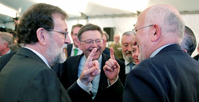 El presidente del Gobierno, Mariano Rajoy, el de la Generalitat Valenciana, Ximo Puig, y el de Mercadona, Juan Roig, bromean tras el acto inaugural de la línea de AVE entre Valencia y Castellón. EFE/ Manuel Bruque