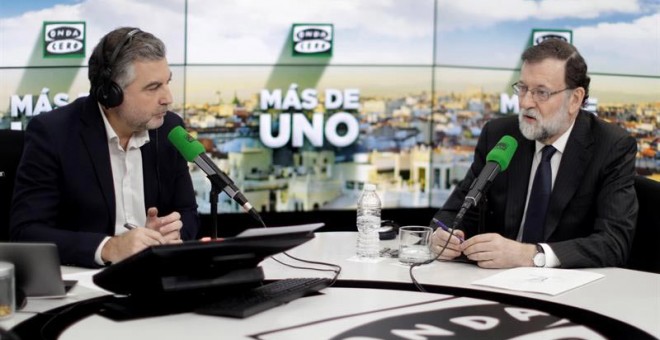 El presidente del Gobierno, Mariano Rajoy, junto al periodista Carlos Alsina durante la entrevista concedida hoy en el programa 'Más de uno' de Onda Cero. | EFE