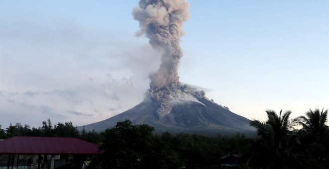 Vista del volcán Mayon mientras entra en erupción nuevamente en la ciudad de Daraga, provincia de Albay. - EFE