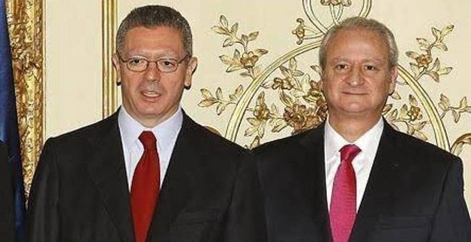Foto de archivo del  entonces ministro de Justicia, Alberto Ruiz Gallardón, con su secretario de Estado, Fernando Román. EFE