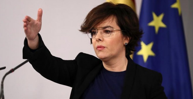 La vicepresidenta del Govern central, Soraya Sáenz de Santamaría, en la seva compareixença a la Moncloa aquest dijous. / EFE