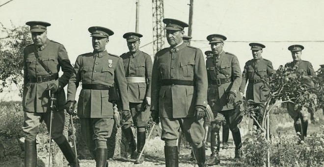 Imagen que ilustra la portada del libro 'El primer asesinato de Franco' de Ángel Viñas, donde se ve al general (primer plano, centro de la foto) y a Balmes junto a él (primer plano, derecha de la foto) en Las Palmas en mayo de 1936. / Fotografía del archi