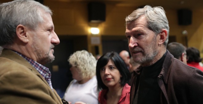 El secretario general de Podemos en Madrid, José Julio Rodríguez (d), conversa con el exeurodiputado de Izquierda Unida Willy Meyer (i), al inicio del acto con motivo del centenario de Marcelino Camacho, celebrado en la sede de CCOO. EFE/ Zipi
