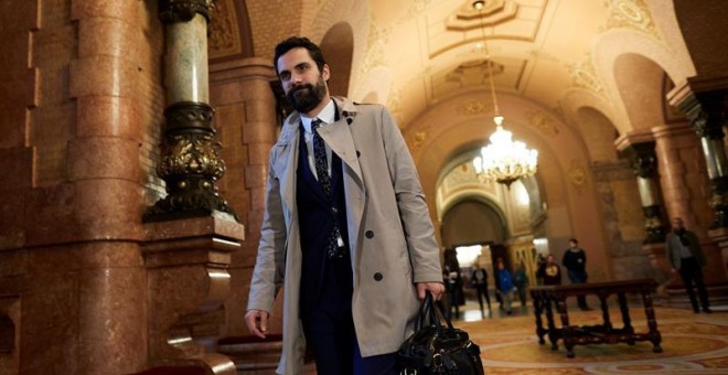 El president del Parlament, Roger Torrent, als passadissos de la cambra aquest divendres. / EFE