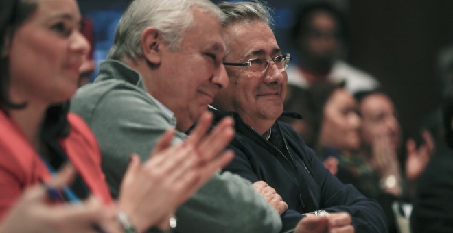 El ministro del Interior, Juan Ignacio Zoido, junto al vicesecretario de Política Autonómica y Local del PP, Javier Arenas, durante un acto del partido en Sevilla. EFE/ José Manuel Vidal