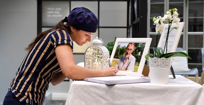 Una empleada firma en el libro de condolencias colocado a la emtrada de la tienda de Ikea en Estocolmo. REUTERS