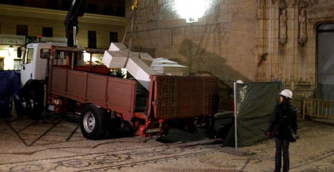 Una técnica supervisa la carga en un camión de la Cruz franquista de los Caídos de Callosa de Segura (Alicante) que ha sido retirada en cumplimiento de la Ley de Memoria Histórica. /EFE