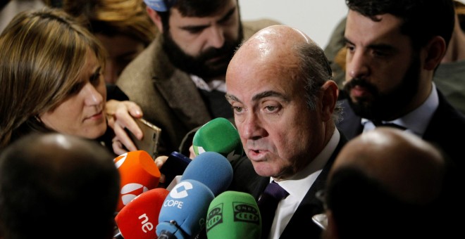 El ministro de Economía, Luis de Guindos, atiende a los medios durante la inauguración de la nueva sede del Consejo General de Economistas, en Madrid. EFE/ Paolo Aguilar