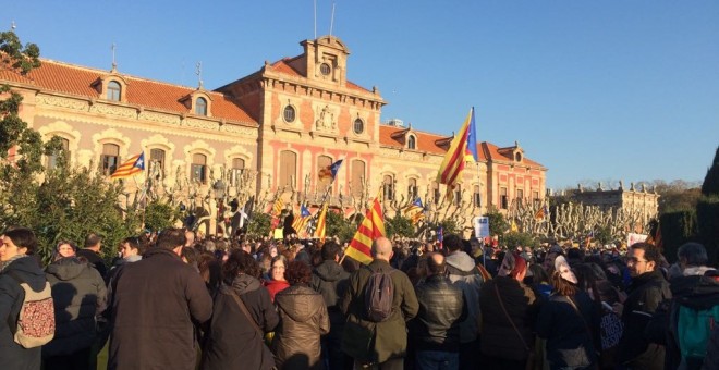 Manifestants a les portes de la seu del Parlament de Catalunya  / J.M.