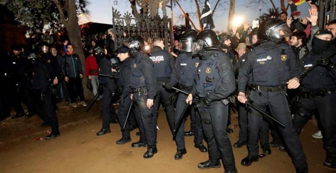 Agentes antidisturbios de los Mossos d'Esquadra se han desplegado frente al Parlament, protegidos con cascos, al producirse momentos de tensión, que no han ido a más. | EFE