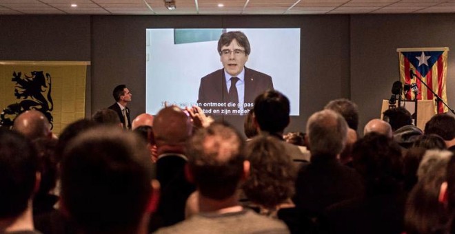 Carles Puigdemont aparece en un vídeo en el que ofrece un discurso a los jóvenes seguidores del partido Nueva Alianza Flamenca (N-VA) en Lovaina (Bélgica). | STEPHANIE LECOCQ (EFE)