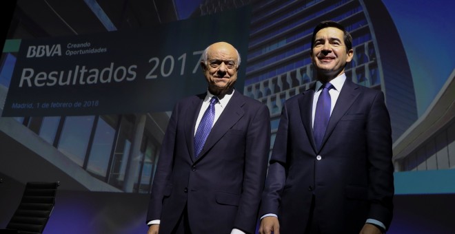 El presidente del BBVA, Francisco González, y el consejero del banco, Carlos Torres, en la presentación de los resultados de la entidad en 2017. REUTERS/Sergio Perez