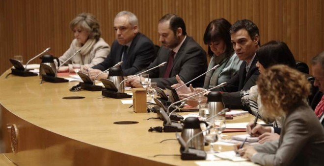 El secretario general del PSOE, Pedro Sánchez (3d), preside la reunión que el grupo Parlamentario Socialista ha celebrado hoy en el Congreso de los Diputados. | JAVIER LIZÓN (EFE)