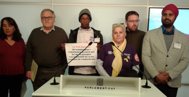 Representants del col·lectiu Càrnies en lluita en roda de premsa al Parlament, amb els diputats Yolanda Lòpez, de Catalunya en Comú (primera per l'esquerra) i Vidal Aragonés, de la CUP (segon per la dreta). / Marc Font