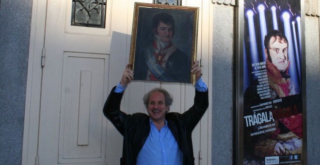 Ramírez de Haro posa con un retrato de Fernando VII frente al Teatro Español de Madrid.