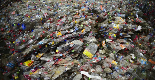 Cada minuto se consumen un millón de botellas de plástico en el mundo. AFP