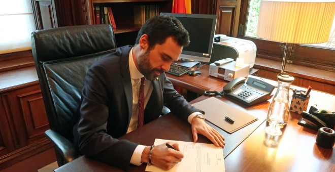 El president del Parlament, Roger Torrent, signant la proposta de Carles Puigdemont com a candidat a la investidura, el passar 23 de gener. Parlament de Catalunya.