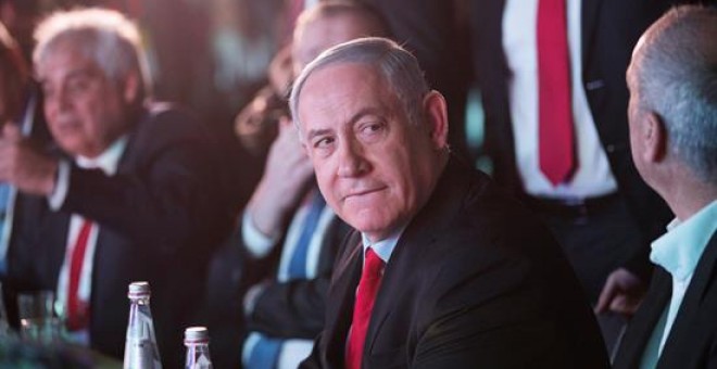 La Policía israelí recomendó el martes a la Fiscalía que imputase al primer ministro de su país, Benjamin Netanyahu, por soborno, fraude y abuso de confianza en dos casos por los que era investigado desde hace un año, informaron fuentes policiales. EFE/ A