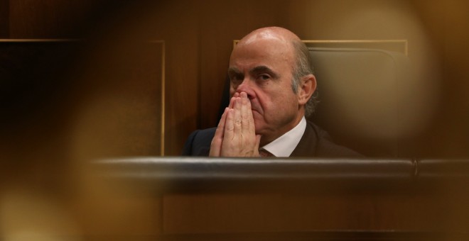 El ministro de Economía, en su escaño, durante el Pleno del Congreso de los Diputados. REUTERS/Susana Vera