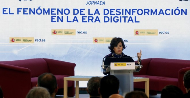 La vicepresidenta del Gobierno, Soraya Sáenz de Santamaría, durante la intervención con la que ha inaugurado una jornada de debate sobre las noticias falsas en España, 'El fenómeno de la desinformación en la era digital', organizada por la entidad pública