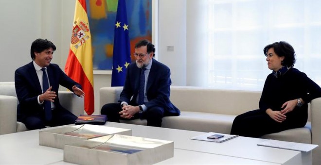 El president de Societat Civil Catalana, José Rosiñol, el president del Govern central, Mariano Rajoy, i la vicepresidenta, Soraya Sáenz de Santamaría, aquest dijous a La Moncloa. EFE / Juan Carlos Hidalgo.