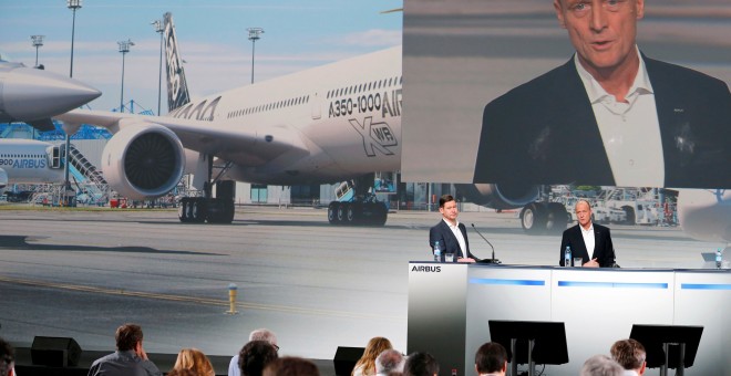 El consejero delegado de Airbus, Tom Enders (d), y el director financiero, Harald Wilhelm (i), en la presentación de los resultados anuales del grupo aeroespacial europeo, en su sede en Blagnac, cerca de Toulouse (Francia). REUTERS/Regis Duvignau