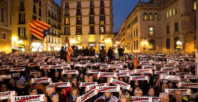Concentració a la plaça de Sant Jaume de Barcelona per demanar l'alliberament de Jordi Cuixart, Jordi Sànchez, Oriol Junqueras i Joaquim Forn, el dia que es compleixen quatre  mesos de l'empresonament dels 'Jordis'. EFE / Enric Fontcuberta.