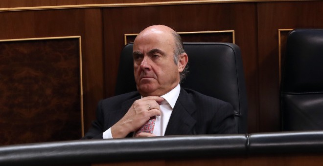 El ministro de Economía, Luis de Guindos, durante el Pleno del Congreso de los Diputados. EFE/ J.J. Guillén
