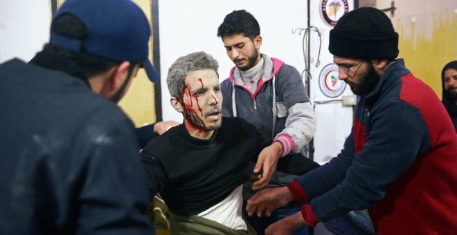 Un hombre herido recibe atención médico en un hospital controlado por los rebeldes. - REUTERS