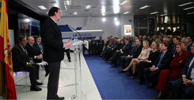 Un momento del acto de 'La Razón', presidido por Rajoy, con el ex ministro del Interior, Fernández Díaz, en el estrado. Cospedal está sentada enfrente (derecha).
