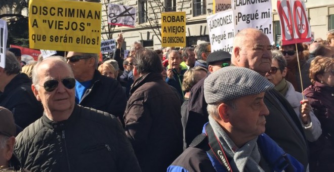 Centenares de jubilados toman la puerta del Congreso al grito de 'menos ladrones y más pensiones'. @MartaNebot