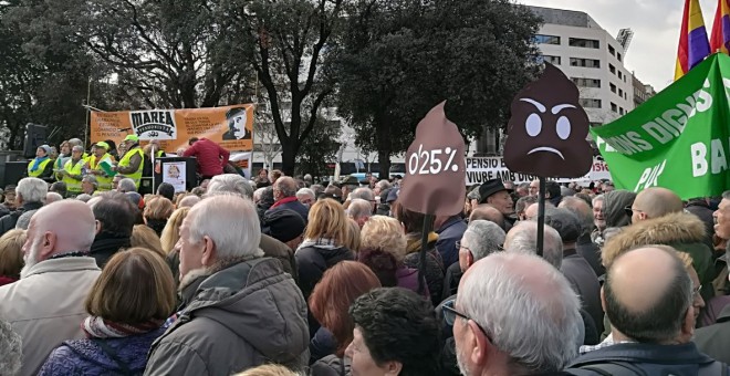 Participants en la manifestació per unes pensions dignes, aquest divendres a la Plaça Catalunya de Barcelona. Barcelona en Comú