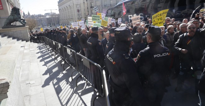 Miles de jubilados, que secundan una concentración en defensa del sistema público de pensiones, han cortado la Carrera de San Jerónimo en Madrid cerrando así el acceso al Congreso de los Diputados. EFE/ Zipi