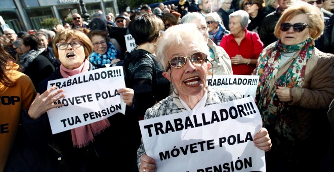 Manifestación del Movimiento Gallego por la Defensa de las Pensiones Públicas, que convocó hoy una movilización en A Coruña para pedir al Gobierno que garantice la actualización de las pagas según el coste de la vida e incrementar las mínimas.EFE/Cabalar