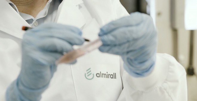 Un trabajador de la farmacéutica Almirall. E.P.