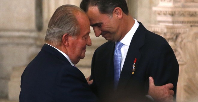 Juan Carlos I y Felipe VI. REUTERS