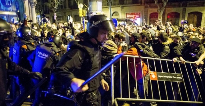 Intervenció policial en les immediacions del Palau de la Música / EFE Enric Fontcuberta
