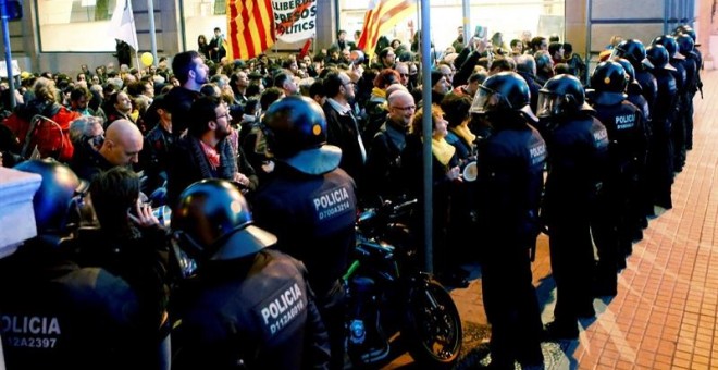 Cordó policial al voltant del Palau de la Música per barrar el pas als manifestants que protesten contra la presència del rei / EFE