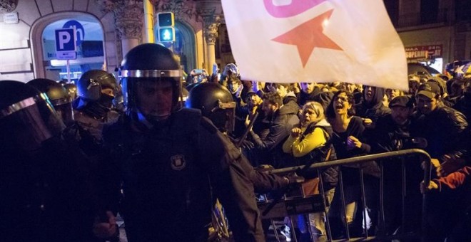 El cordó policiañ impedeix el pas dels manifestants / EFE