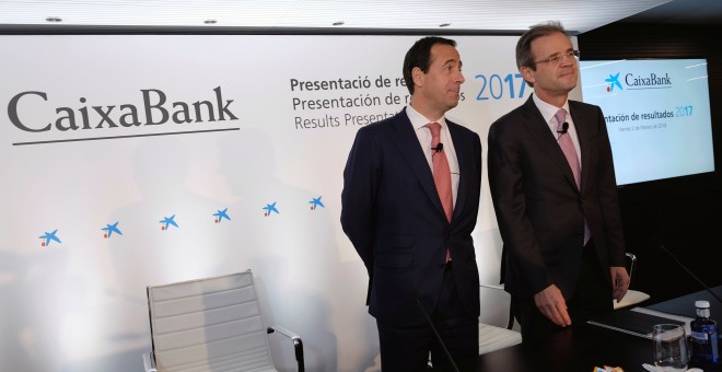 El conseejro delegado de Caixabank, Gonzalo Gortázar, y el presidente no ejecutivo, Jordi Gual, en la presentación de los resultados de la entidad en 2017. REUTERS