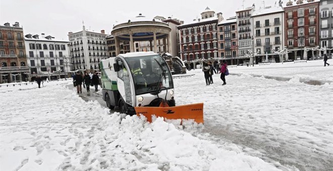 Aspecto que presenta la Plaza del Castillo en Pamplona tras la intensa nevada que ha caído esta madrugada en la capital navarra. EFE/ Jesús Diges